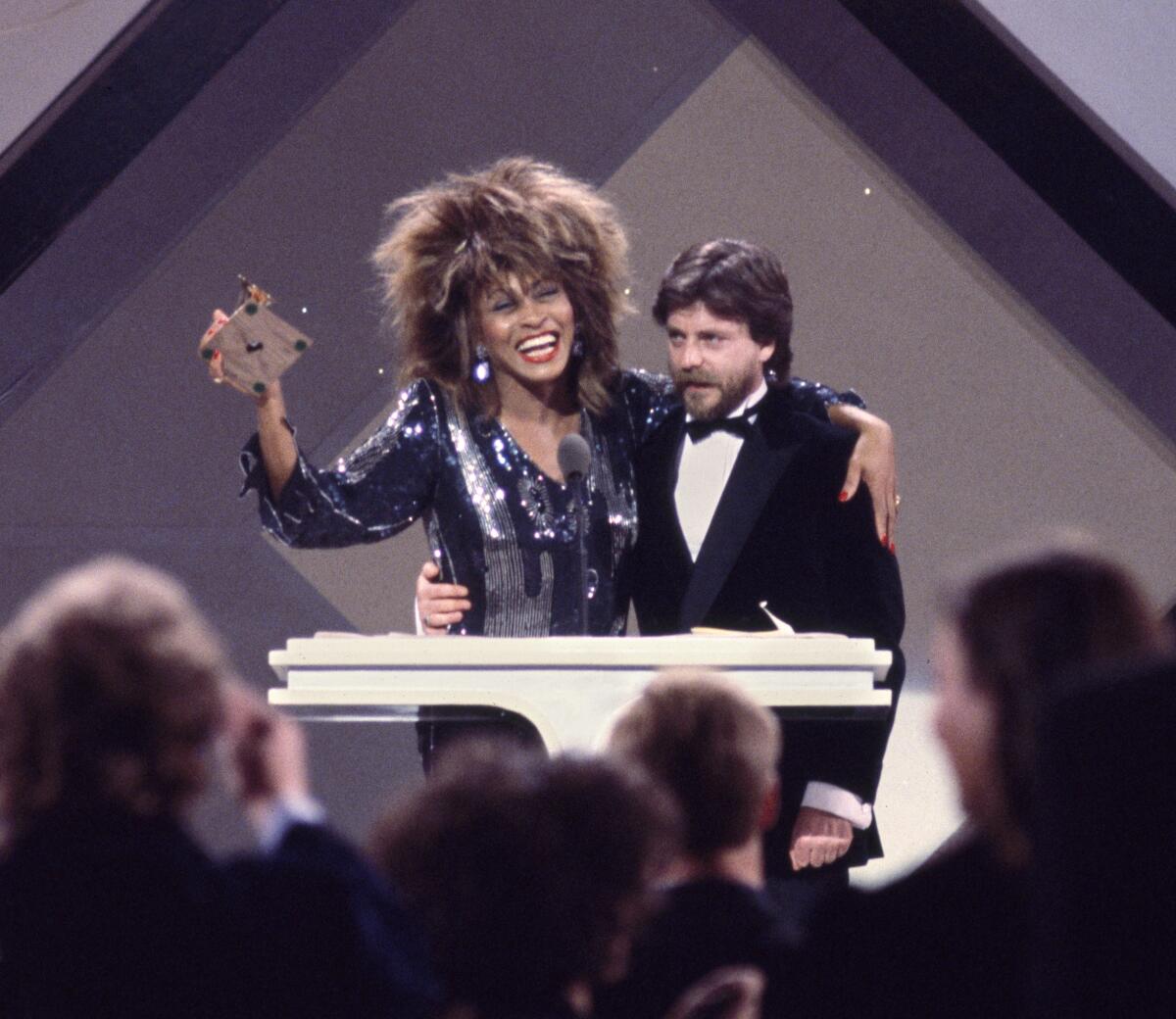 De izquierda a derecha, Tina Turner, con el productor discográfico Terry Britten en los Grammy.