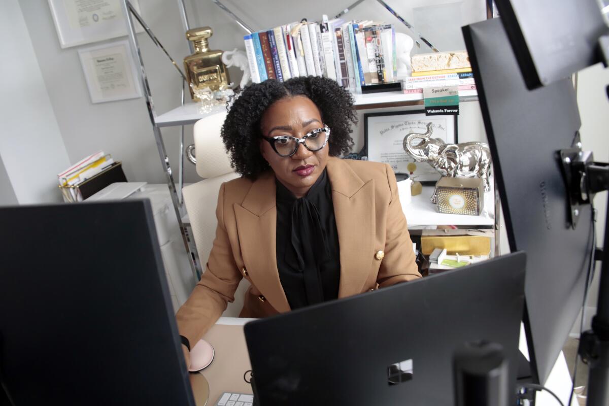 La gerente de marketing Chantel Adams trabaja en su oficina en casa, Durham, Carolina del Norte, 7 de marzo de 2024. Adams dice que no le sorprende que persista la brecha salarial entre hombres y mujeres con el mismo nivel y calidad de educacin, o que sea an ms amplia entre mujeres blancas y negras. (AP Foto/Chris Seward)