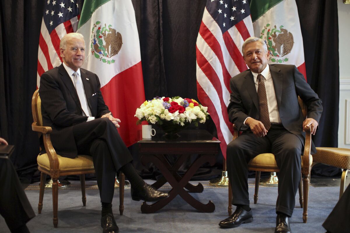 ARCHIVO - El entonces vicepresidente de Estados Unidos Joe Biden, izquierda