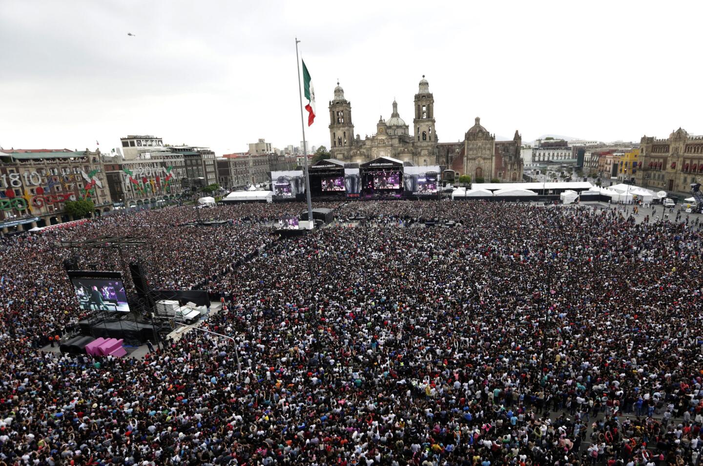 Poco más de 200,000 asistentes en el concierto 'Estamos Unidos Mexicanos', en el zócalo de Ciudad de México. El evento gratuito contó con la participación de diversos artistas y agrupaciones, y se realizó en favor de las víctimas del terremoto del 19 de septiembre.