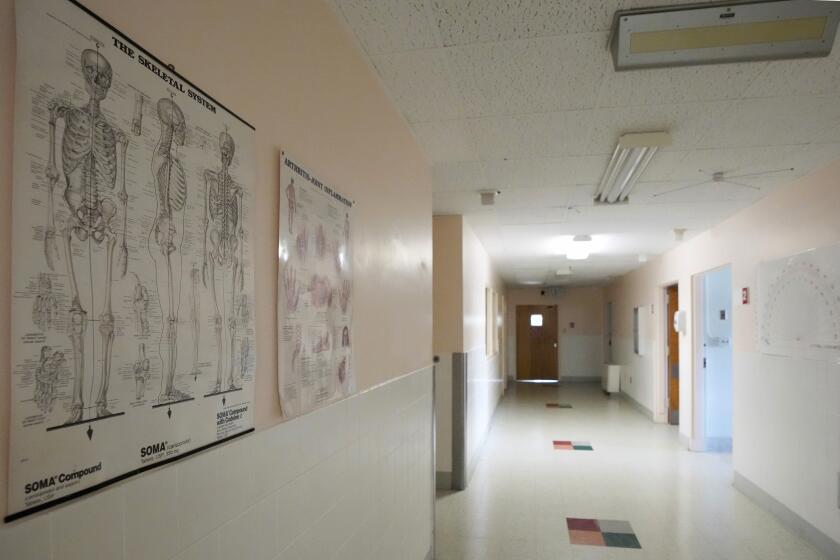ARCHIVO - Diagramas médicos en el pasillo de una de las salas de un hospital de Mississippi, el 29 de febrero de 2024. (AP Foto/Rogelio V. Solis, Archivo)