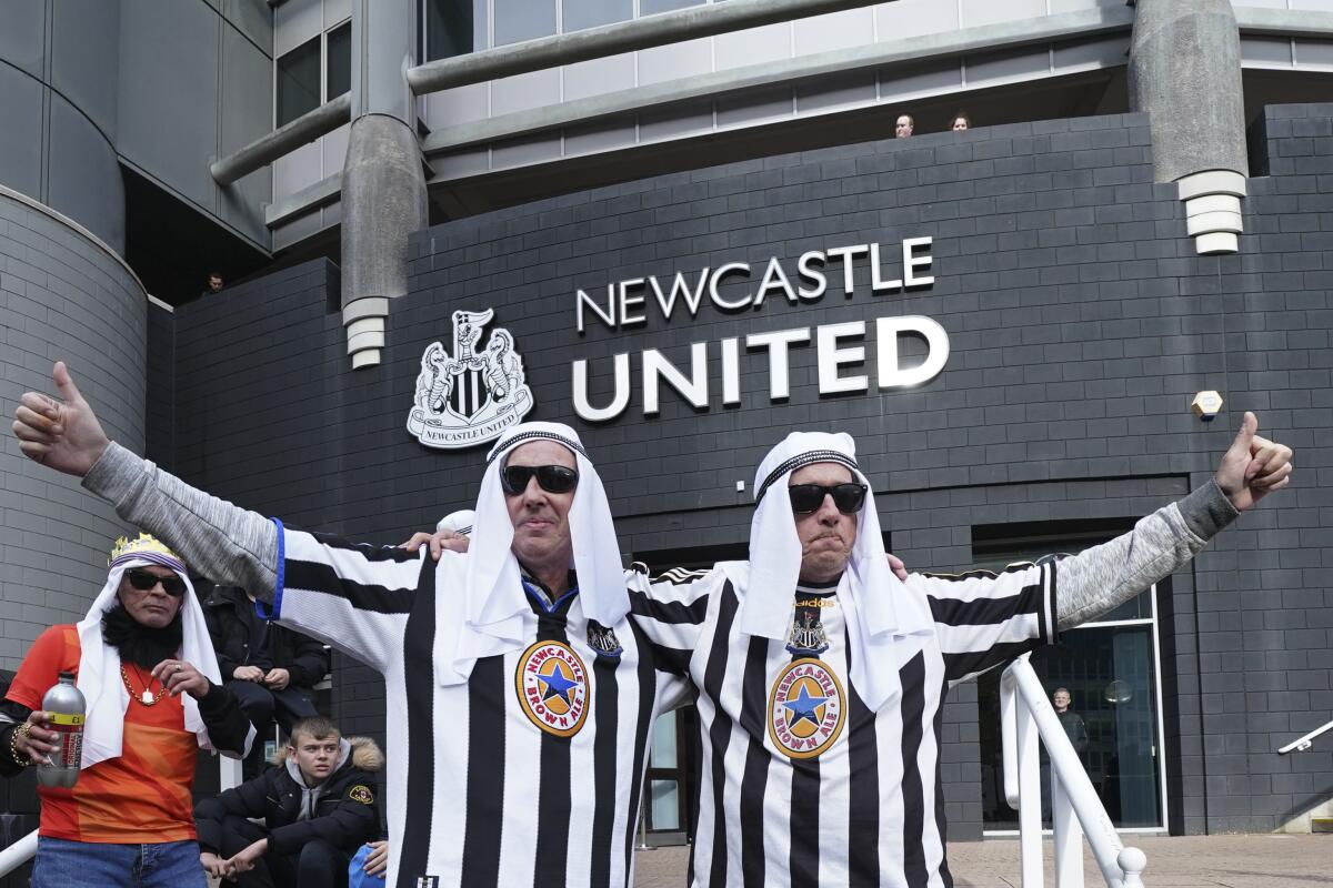 Dos hinchas de Newcastle posan con turbantes antes de un partido con Tottenham en Londres.