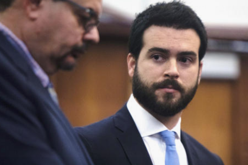 La estrella de la telenovela mexicana Pablo Lyle, derecha, se presenta a una audiencia, el miércoles 15 de enero de 2020 en Miami. Lyle está acusado de haber golpeado fatalmente a un conductor durante un incidente de una redada en la carretera en Miami el pasado mes de marzo. (Alexia Fodere/Miami Herald vía AP)