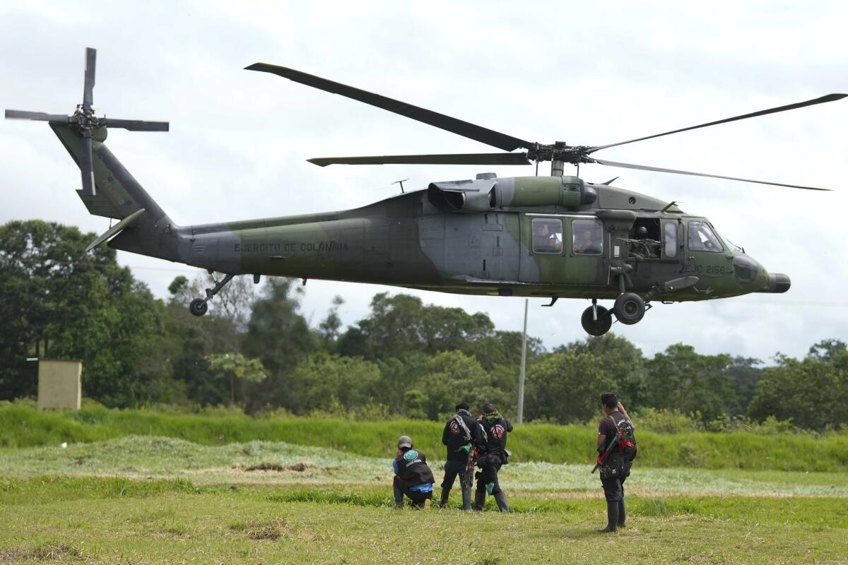 Un helicóptero militar despega con un grupo de indígenas en una base militar en Calamar, Colombia,