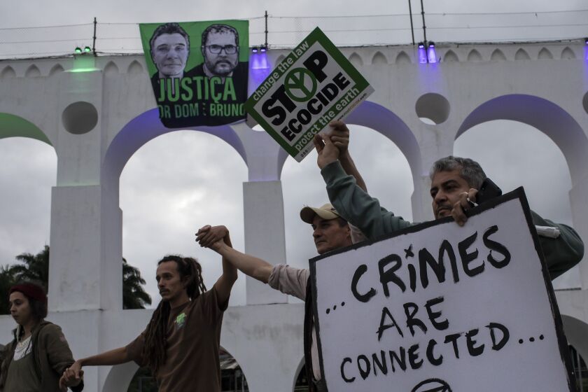 ARCHIVO - Activistas ambientales protestan para exigir justicia por las muertes del periodista británico Dom Phillips y del experto indígena Bruno Pereira en el acueducto de Arcos da Lapa en Río de Janeiro, Brasil, el 26 de junio de 2022. (AP Foto/Bruna Prado, Archivo)