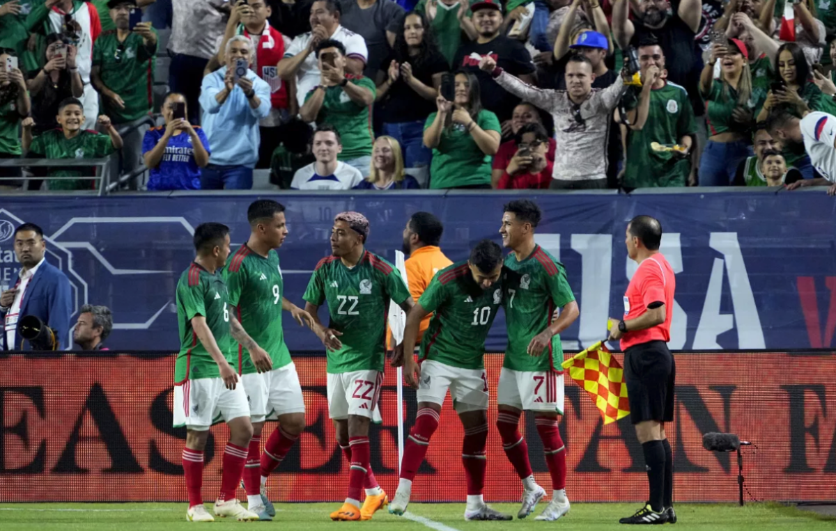 ARCHIVO.- Los jugadores de México celebran el gol