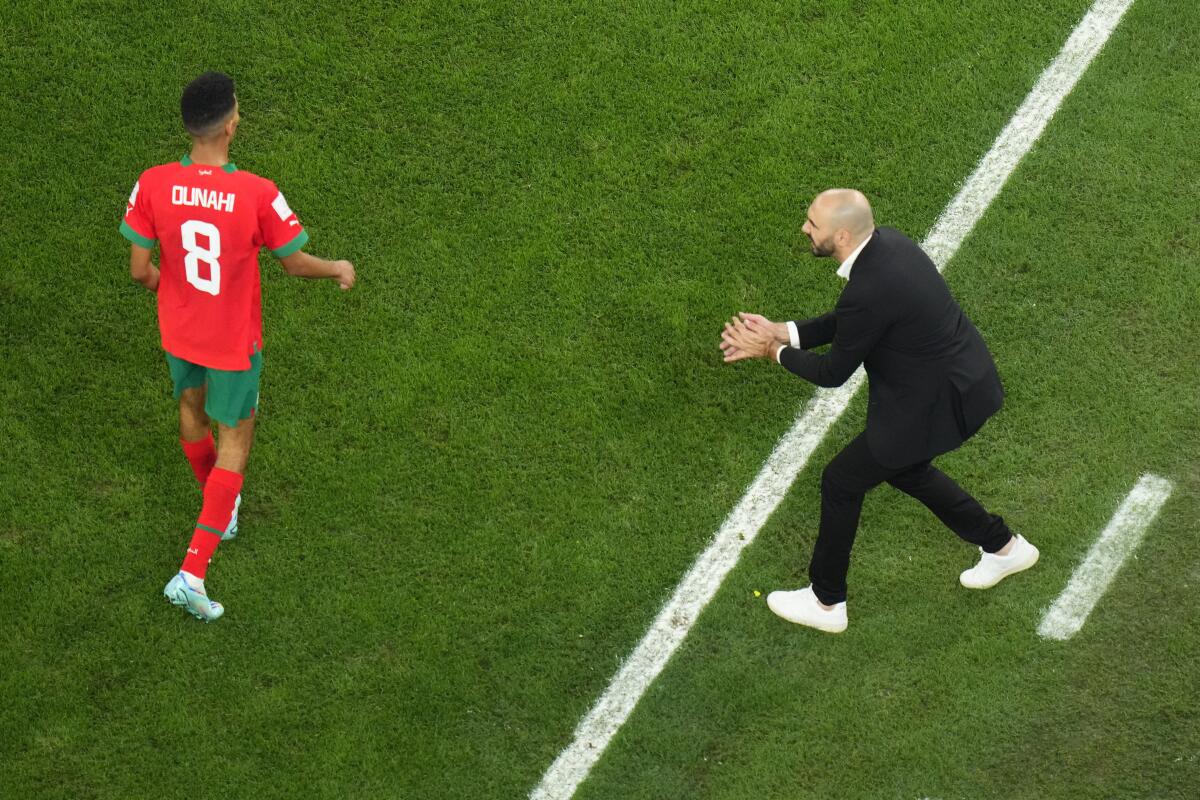 El técnico de la selección de Marruecos, Walid Regragui, derecha, da instrucciones a Azzedine Ounahi 