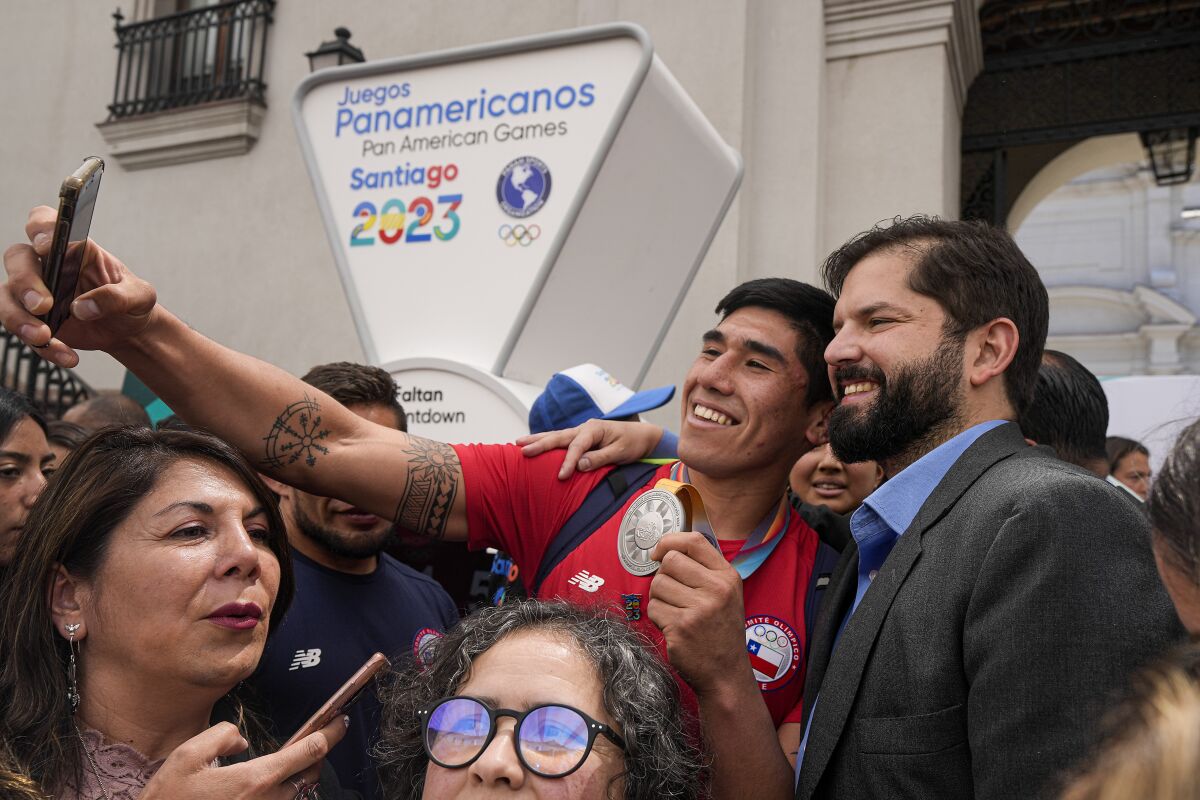 Şili Devlet Başkanı Gabriel Boric, hayranıyla selfie çektirdi.