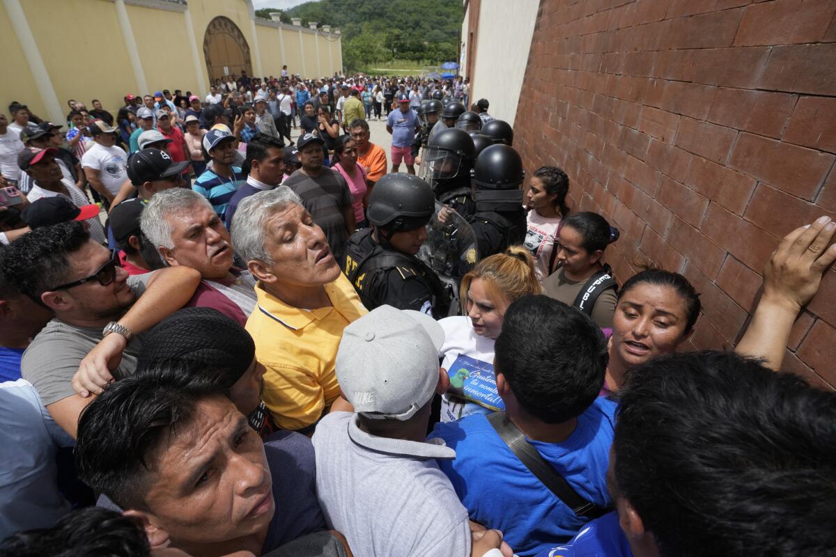 Vecinos y votantes se reúnen en un centro de votación en las afueras de Ciudad de Guatemala.