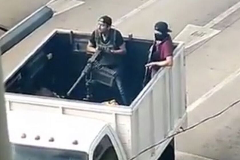 Sicarios recorren calles de Culiacán, Sinaloa, en vehículos adaptados con armas de alto calibre.