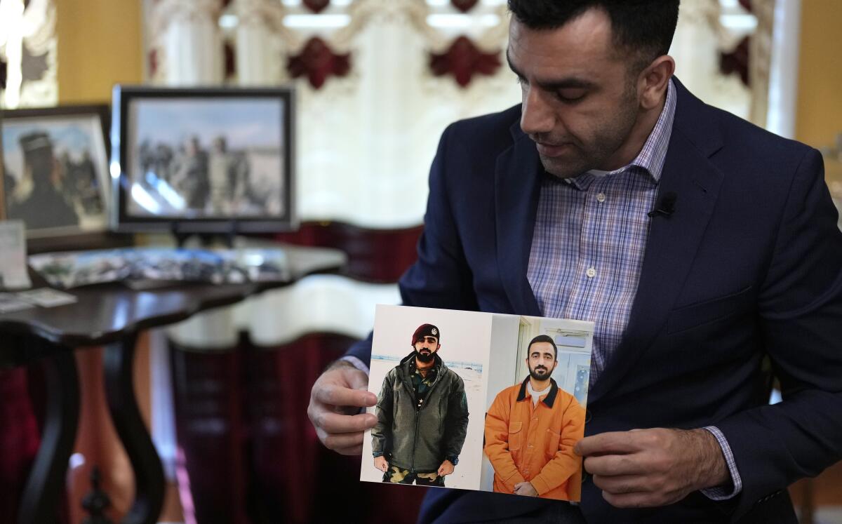 Sami-ullah Safi sostiene fotografías de su hermano, Abdul Wasi Safi, mientras habla del largo y peligroso viaje