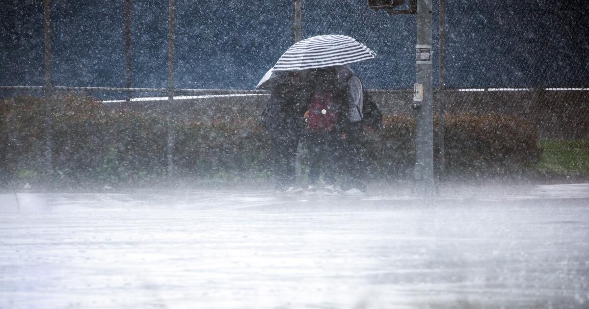 LAUSD schools staying open Monday, CSU moves classes online