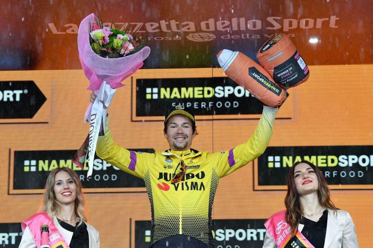 El esloveno Primoz Roglic festeja en el podio después de llevarse la novena etapa del Giro de Italia, una prueba contrarreloj individual de Riccione a San Marino.