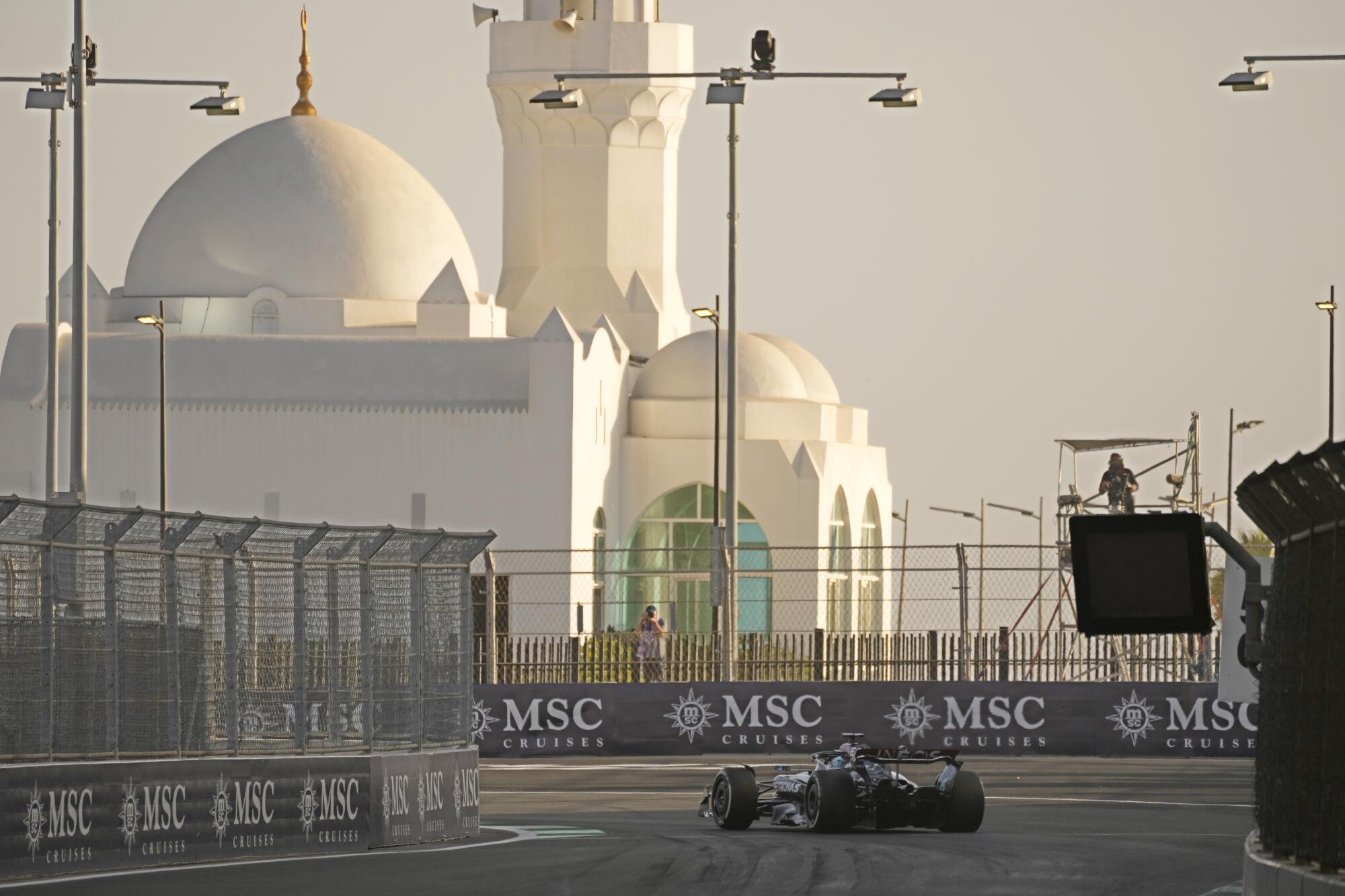 一辆汽车在沙特阿拉伯吉达的赛道上行驶。
