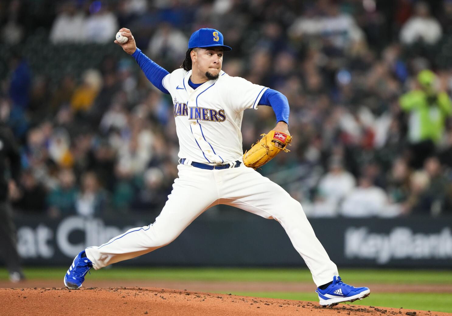 Dodgers face the Mariners leading series 1-0