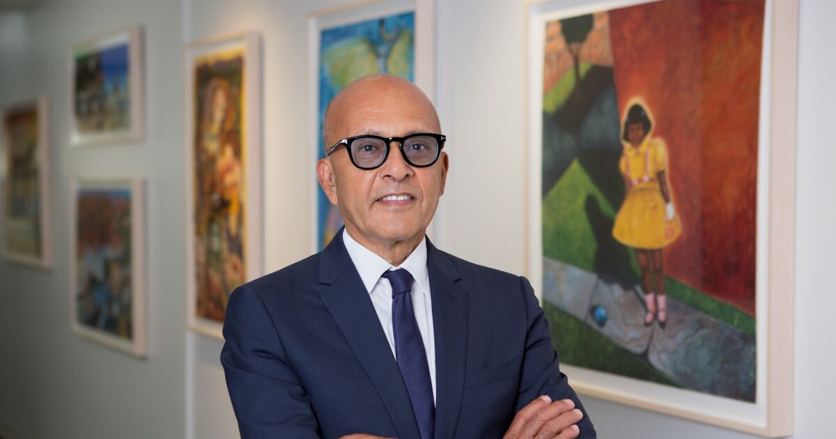 Walter Ulloa, visionario de los medios y coleccionista de arte, latinos eminentes Walter Ulloa, visionario de los medios y coleccionista de arte, latinos eminentes