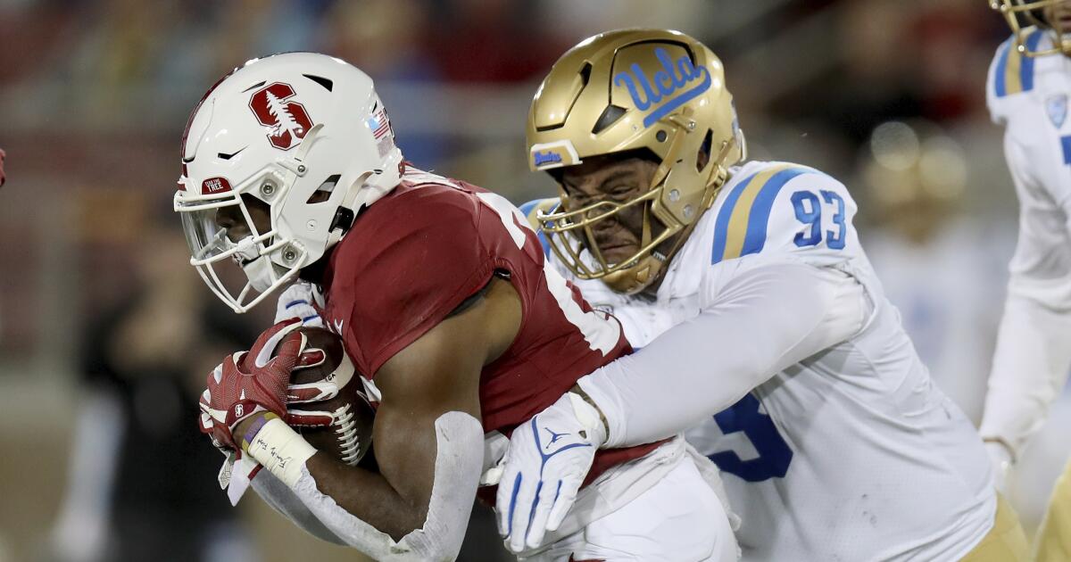 Yıldız yan hakem Jay Toia'nın transfer portalına girmesiyle UCLA darbe aldı