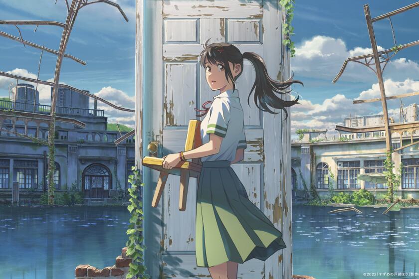 Esta imagen difundida por Sony Pictures Entertainment muestra a Suzume, con la voz en japonés de Nanoka Hara y doblada al inglés por Nichole Sakura, en una escena de la película animada "Suzume", que se estrenará en los cines de Estados Unidos el viernes.