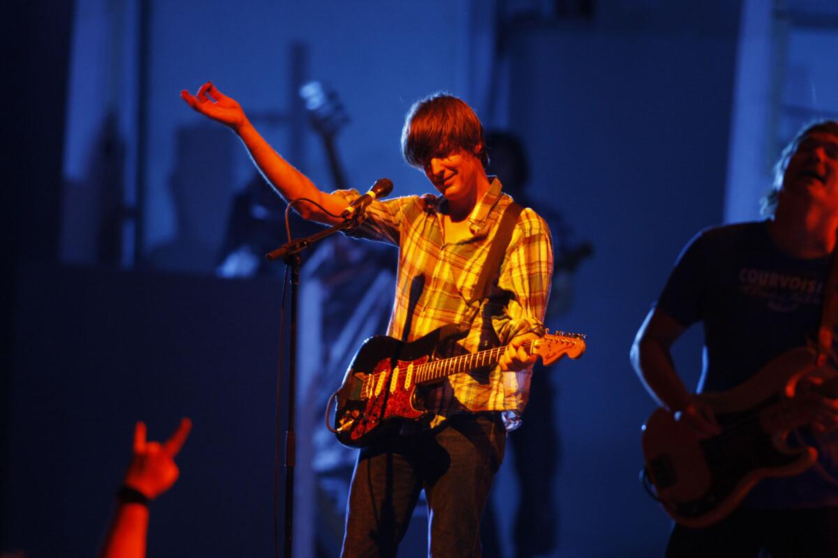 Stephen Malkmus raises a hand during a 2010 concert.