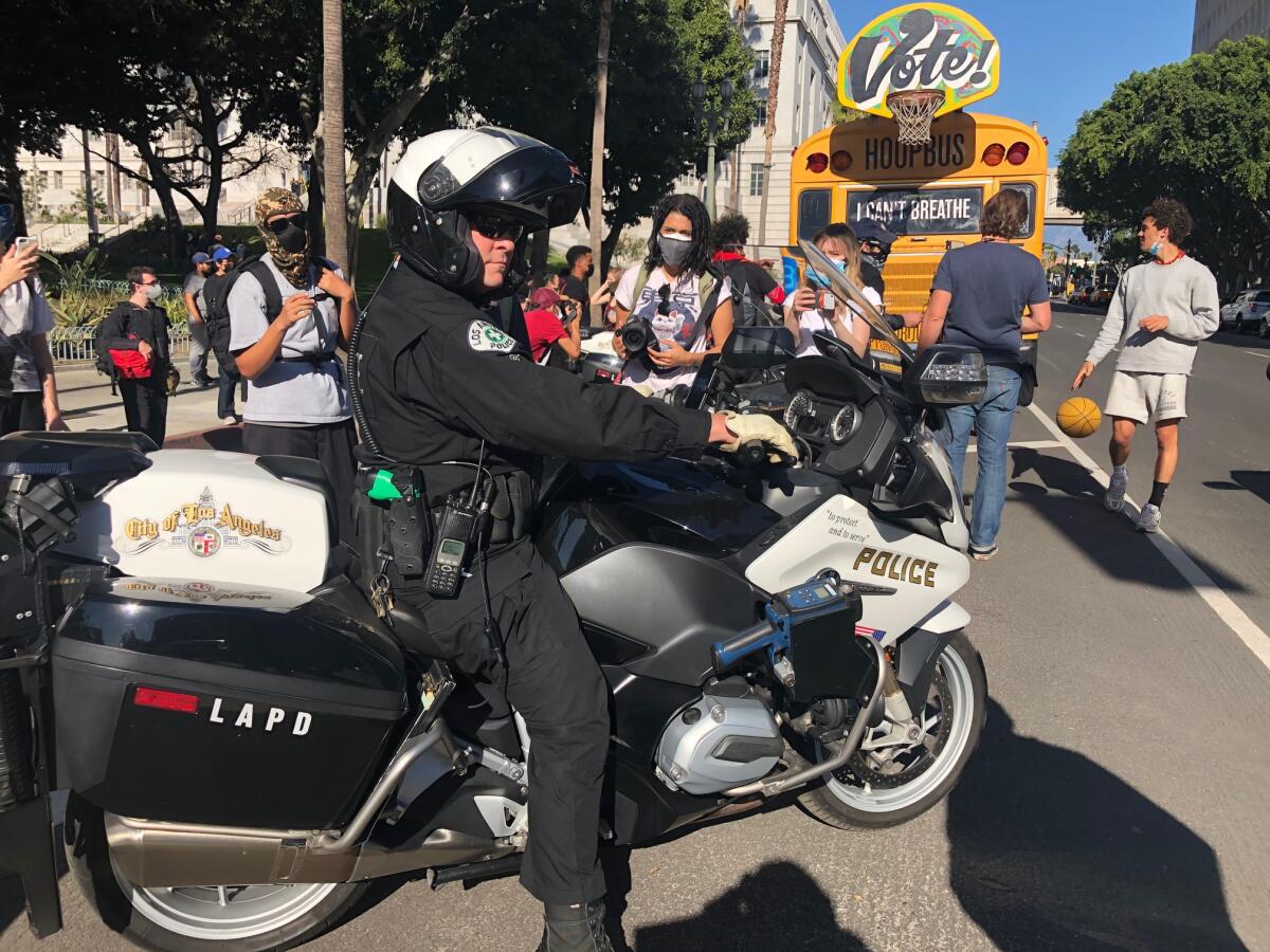 Un grupo de jóvenes increpan a un agente de la policía.