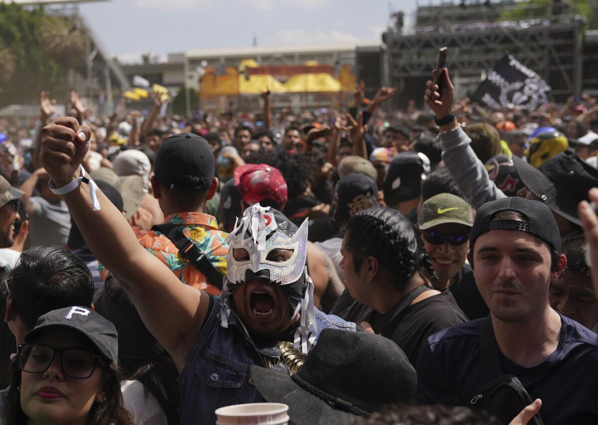 Fans de Lost Acapulco vitorean en el festival Vive Latino en la Ciudad de México el domingo 19 de marzo de 2023.