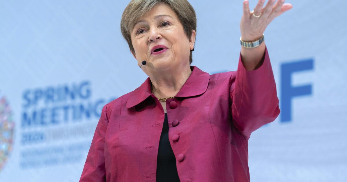 La guerra de Irán ralentizará el crecimiento global incluso si se mantiene el alto el fuego, advierte el FMI.