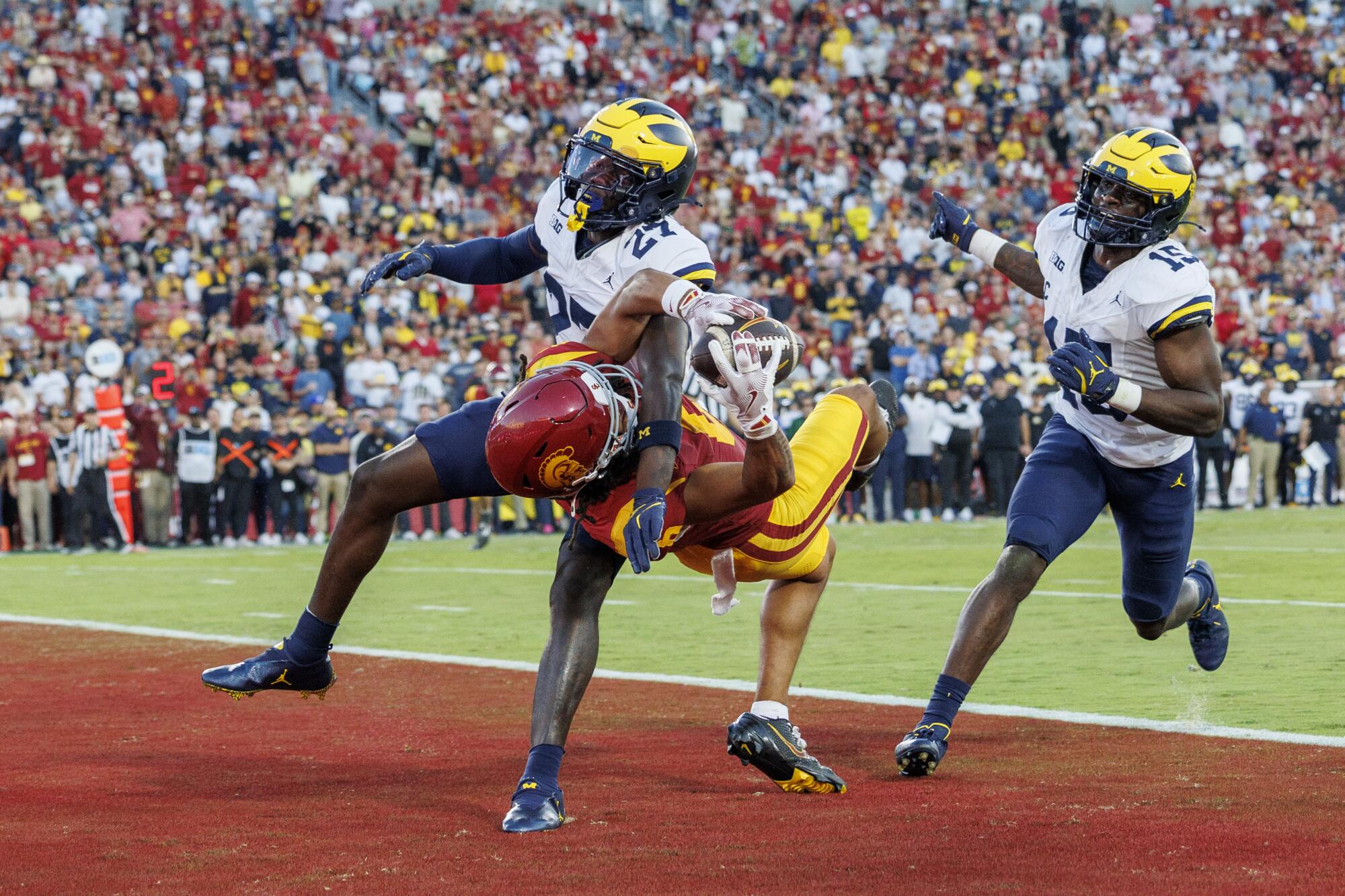 El receptor abierto de la USC, Makai Lemon, atrapa un pase de touchdown de 12 yardas frente al back defensivo de Michigan, Jayden Sanders.