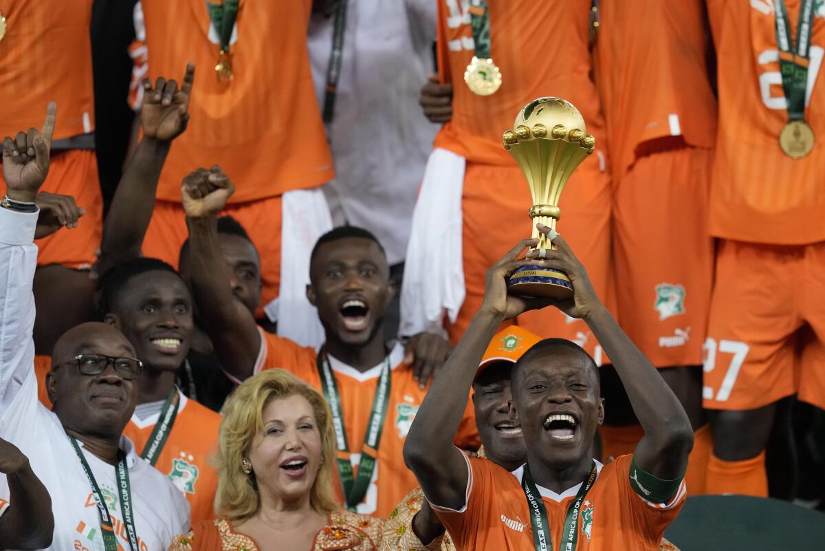 Max-Alain Gradel alza el trofeo de campeón luego de la victoria de Costa de Marfil 