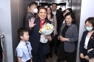 En esta imagen, distribuida por la agencia noticiosa china Xinhua, la presidenta de Honduras, Xiomara Castro, saluda a su llegada a Shanghái, China, el 9 de junio de 2023, para una visita oficial. (Gao Feng/Xinhua vía AP)