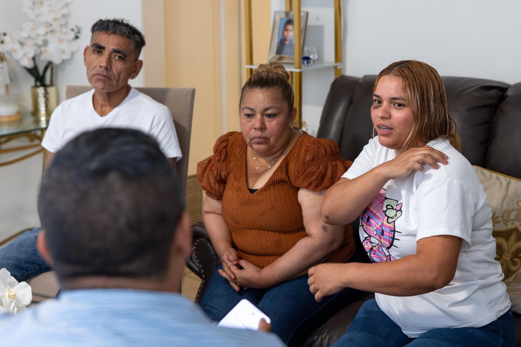 De izquierda a derecha aparecen Isaí Vásquez, Lucía Durán y Karina Cer