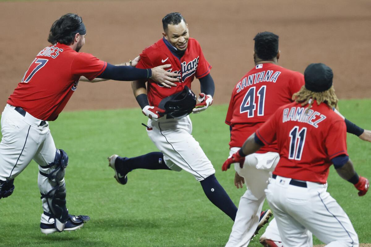 César Hernández de los Indios de Cleveland celebra