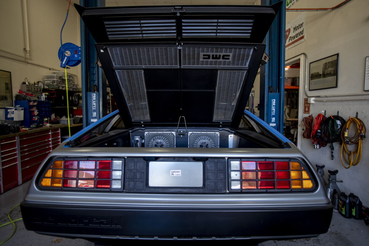 L'arrière d'une voiture DeLorean en cours de conversion en véhicule électrique à EV West.