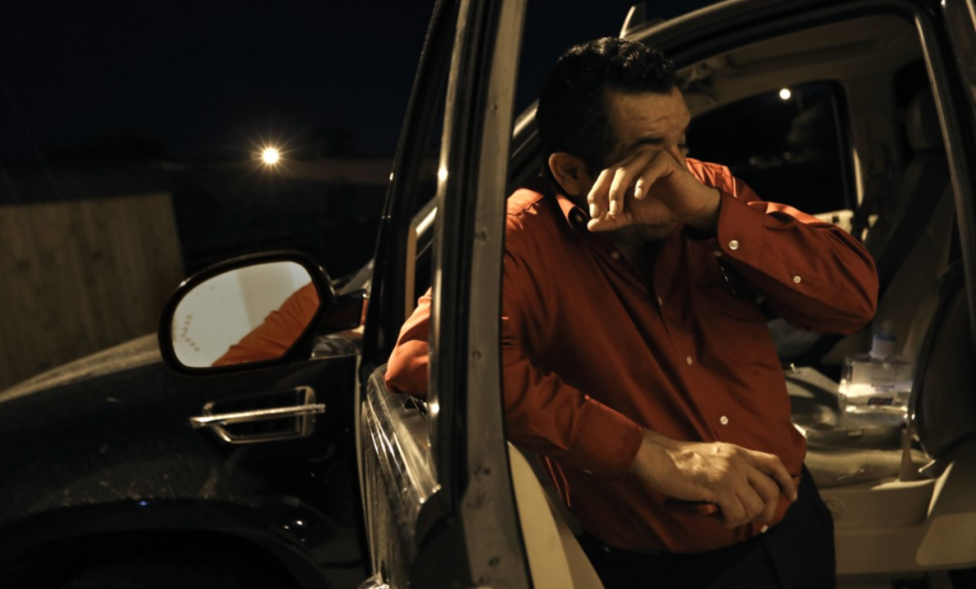 A veces, Juan López trabaja hasta altas horas de la noche, trasladando cuerpos.