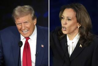 Esta combinación de fotos muestra al candidato republicano a la presidencia de EEUU Donald Trump, a la izquierda, y a la candidata demócrata Kamala Harris durante un debate organizado por la cadena ABC News en el National Constitution Center, de Filadelfia, el martes 10 de septiembre de 2024. (AP Foto/Alex Brandon)