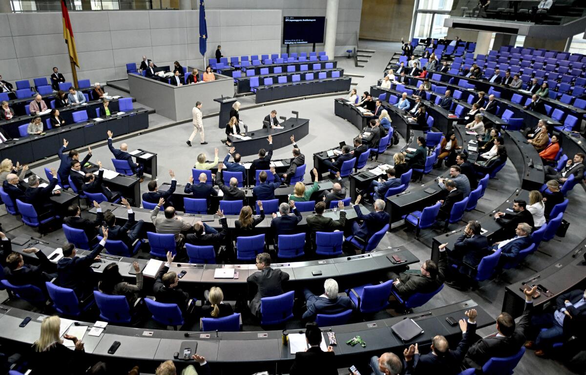 Miembros del Parlamento votan en la 164a. sesión del Bundestag, 