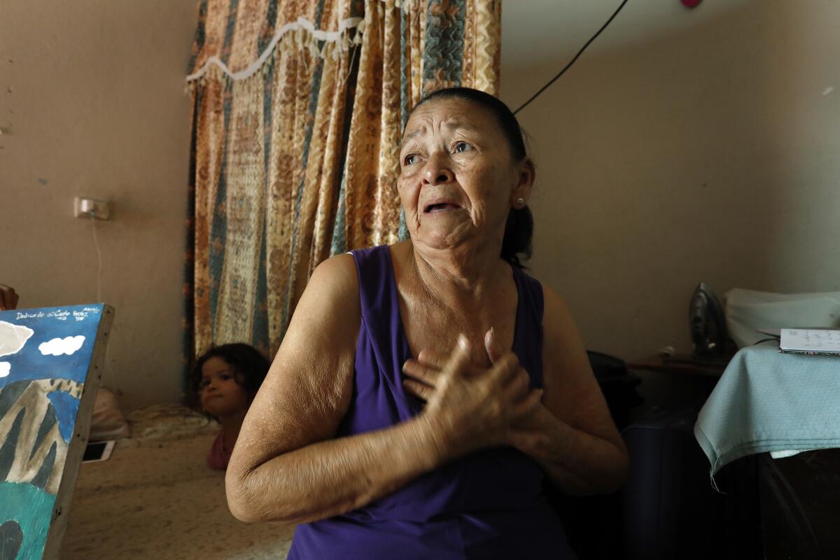 Felina Banegas, de 74 años, es la abuela de Henry Díaz Reyes. El joven tenía su primer nombre tatuado en su pecho. Carolyn Cole / Los Angeles Times)