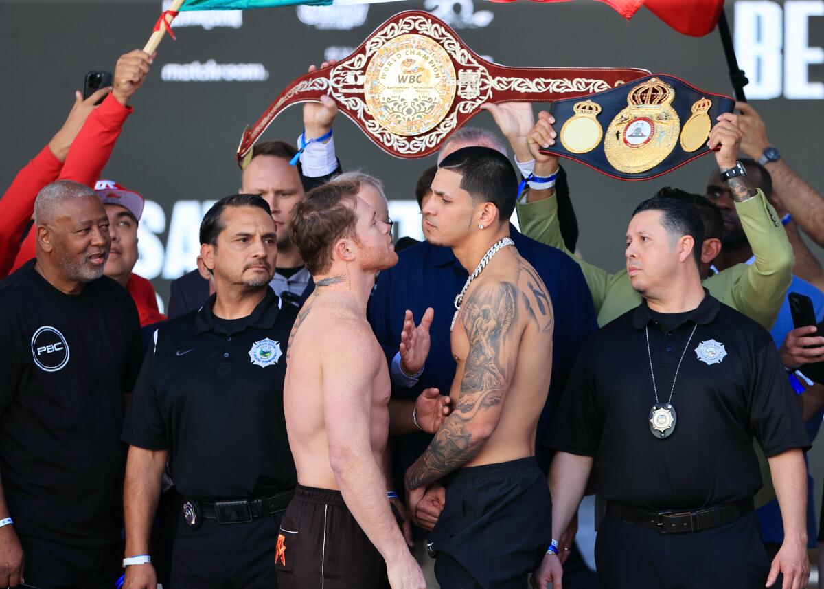 Canelo Álvarez (izq.) enfrenta a Edgar Berlanda en el T-Mobile Arena de Las Vegas, Nevada este sábado.