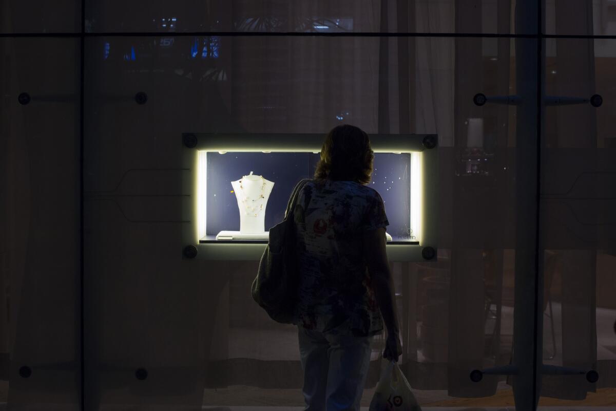 Una mujer mira el aparador de joyería en una tienda en Río de Janeiro, Brasil. Numerosos consumidores en Brasil están endeudados hasta el cuello en momentos en que se paraliza la economía de su país, la más grande América Latina, con el consiguiente aumento de la inflación y el desempleo.
