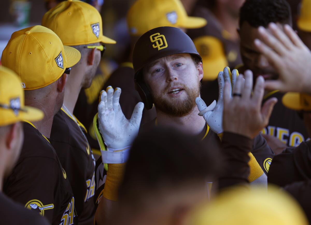 Jake Cronenworth célèbre après un home run.