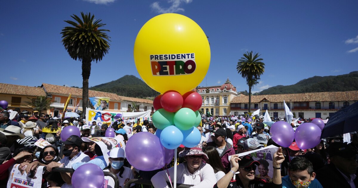 Le gauchiste, qui mène les sondages d’opinion, a terminé la campagne en Colombie