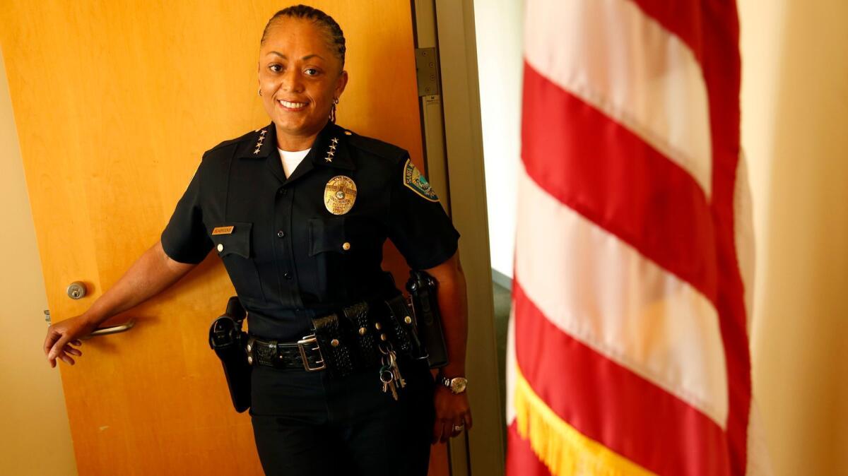 Durante tres décadas, Jacqueline Seabrooks escaló las filas hasta convertirse en jefa del Departamento de Policía de Santa Mónica (Genaro Molina / Los Angeles Times).