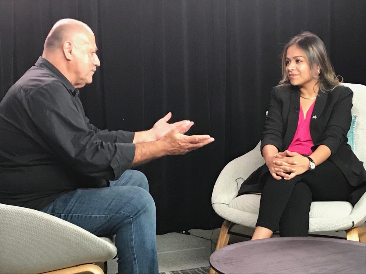 La cónsul hondureña María Fernanda Rivera conversa con Alejandro Maciel, director de Los Angeles Times en Español.