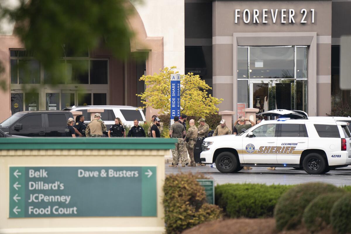 Policías afuera del centro comercial Columbiana Center en Columbia, Carolina del Sur, luego de un tiroteo