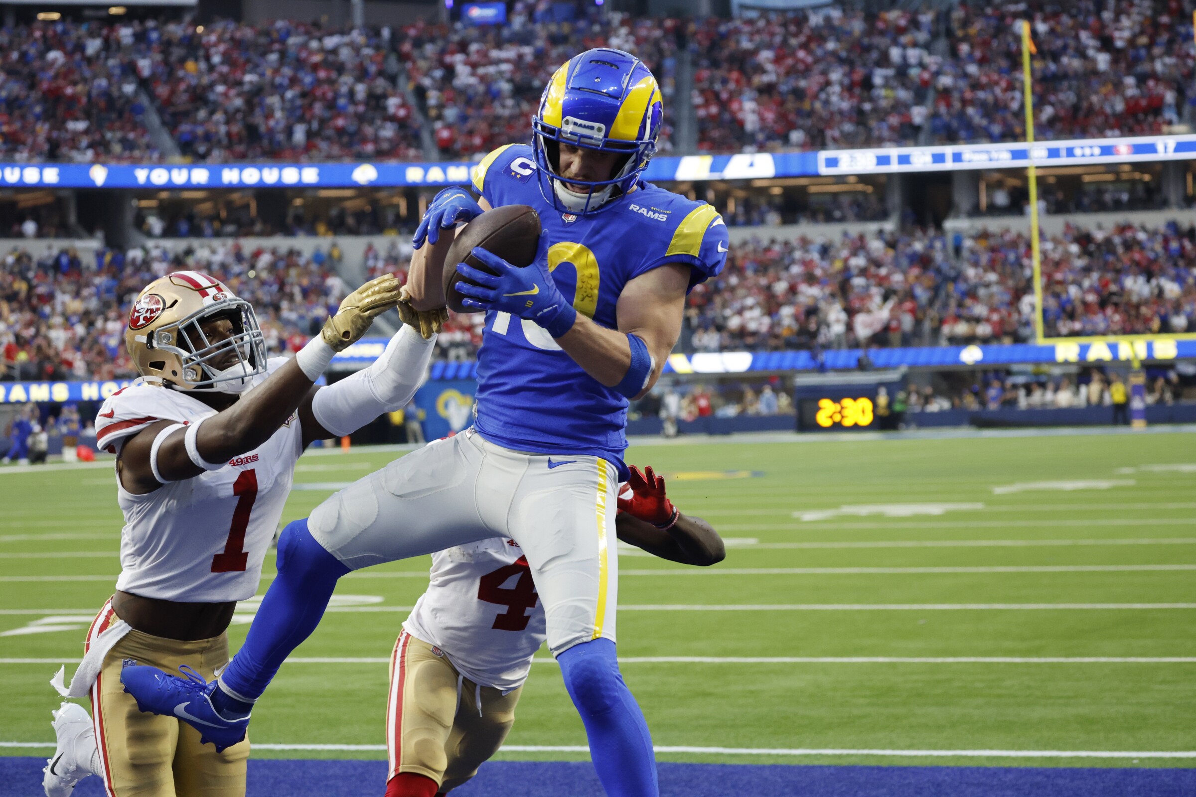Rams wide receiver Cooper Kupp (10) catches a touchdown pass.