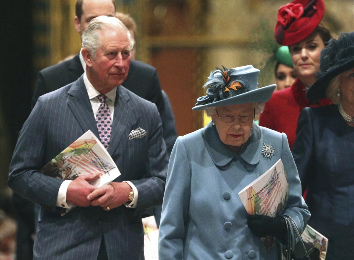 ARCHIVO - En imagen de archivo del 9 de marzo de 2020, la reina Isabel II y el príncipe Carlos salen de la abadía de Westminster, en Londres. (Yui Mok/PA vía AP, archivo)