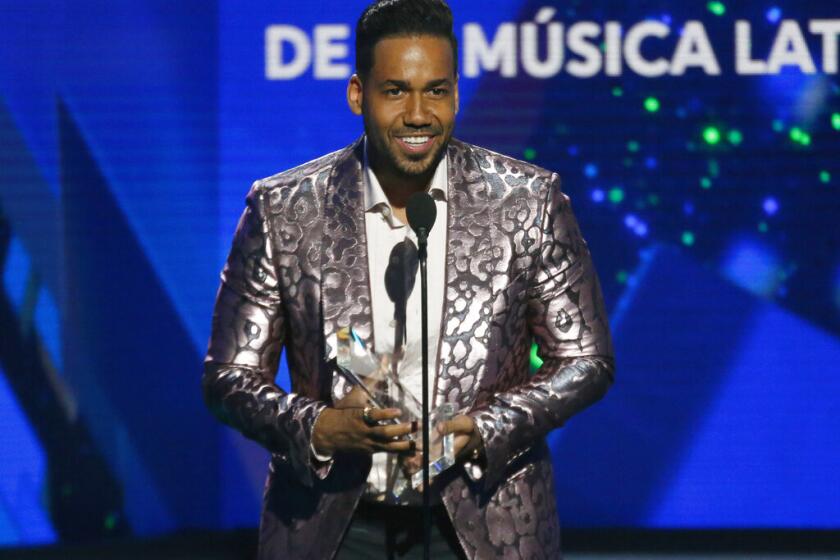 ARCHIVO – En esta fotografía de archivo del 25 de abril de 2019 Romeo Santos recibe el premio al artista tropical solista del año en los Premios Billboard de la Música Latina en Las Vegas.