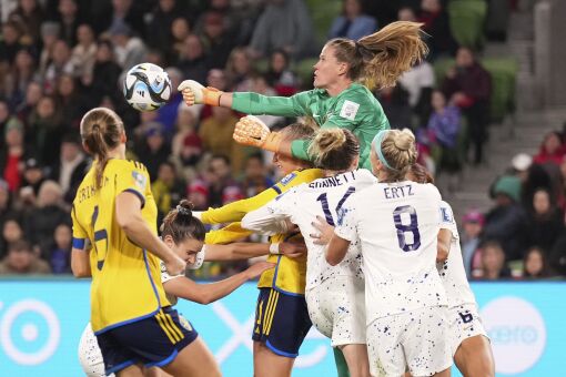 Kadınlar Dünya Kupası'nda Amerika Birleşik Devletleri'nin kalecisi Alyssa Naeher, kaleyi uzaklaştıran topa yumruk attı.