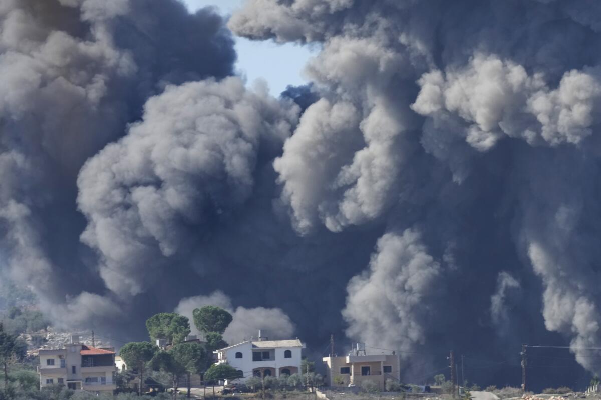 Una nube de humo negro se alza después de un ataque aéreo israelí a las afueras de Aita al-Shaab