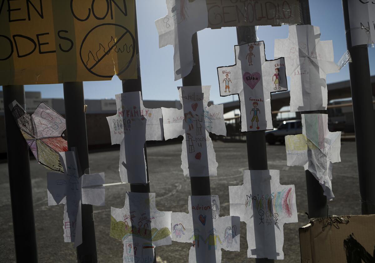 Cruces de papel con los nombres de los migrantes que murieron en el incendio del 