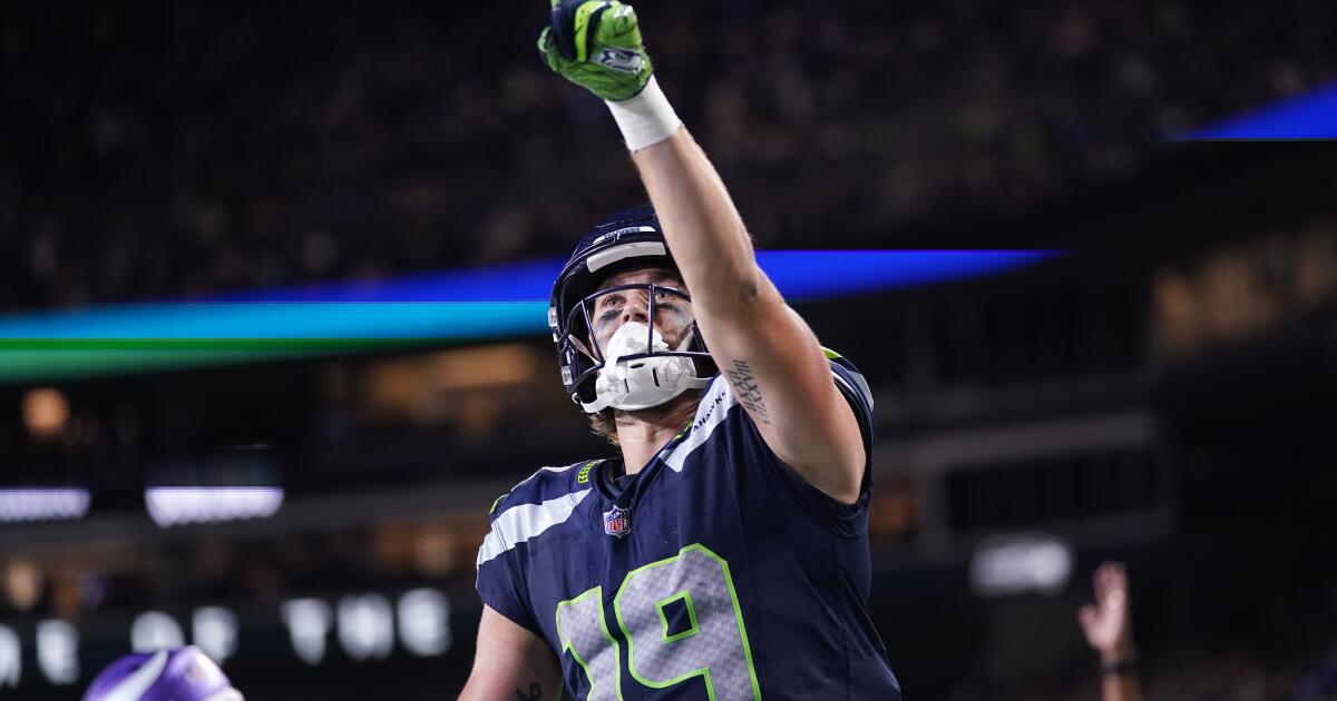 Drew Lock throws 2 touchdown passes to lead Seahawks to a 24-13